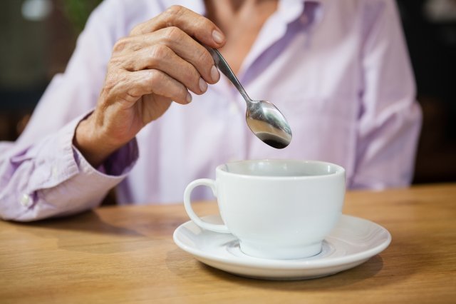 커피를 마시는 노인.© News1