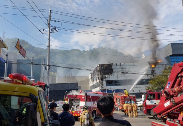 8일 오전 10시 48분쯤 경북 구미시 오계 2공단 한 유해 화학물질 취급공장에서 불이나자 구미소방서 소방관들이 불을 끄고 있다(구미소방서제공)2018.10.8/뉴스1 © News1