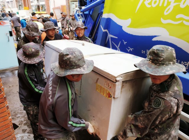 8일 오후 육군 보병 50사단 장병들이 태풍 콩레이 침수 피해를 당한 영덕군 강구전통시장에서 복구 작업에 힘을 보태고 있다.2018.10.8/뉴스1 © News1