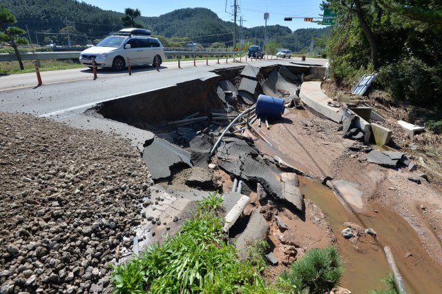 7일 오후 경북 영덕군 축산면 염장 교차로 인근 국지도 20호선 일부가 태풍 콩레이 영향으로 무너져 차량 통행이 제한되고 있다. © News1