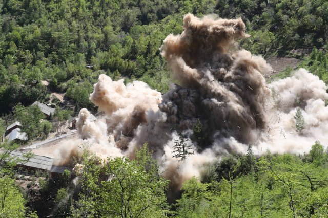 지난 8월24일 풍계리 핵실험 관리 지휘소시설 폭파순간 목조 건물들이 폭파 되며 산산이 부숴지고 있다…2018.5.25/뉴스1 © News1 사진공동취재단