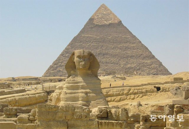 이집트의 대표 유적지인 카이로 기자 지역 카프레왕 피라미드와 이 피라미드를 지키고 있는 스핑크스. 동아일보DB