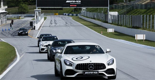 경기 용인시에 있는 메르세데스-AMG 브랜드 적용 트랙 ‘AMG스피드웨이’에서 ‘메르세데스-AMG GT S’가 줄지어 달려 나가고
 있다. 원래 에버랜드 스피드웨이였던 이곳은 5월 세계 최초의 AMG 브랜드 적용 서킷으로 탈바꿈해 다양한 브랜드 체험 기회를 
제공하고 있다. 메르세데스벤츠코리아 제공