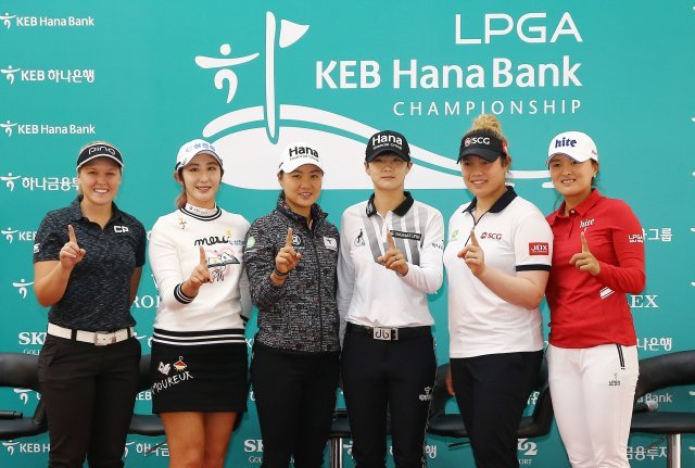 8일 인천 스카이72 골프앤리조트 오션코스에서 열린 ‘2018 LPGA KEB하나은행챔피언십’ 공식 기자회견에서 선수들이 단체 기념촬영을 하고 있다. 왼쪽부터 브룩 핸더슨, 배선우, 이민지, 박성현, 아리야 주타누간, 고진영.