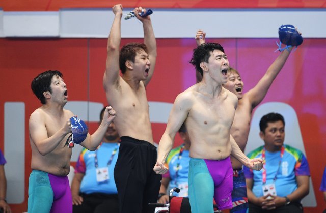 남북 수영단일팀 선수들이 인도네시아 장애인아시안게임에서 사상 첫 메달을 획득했다.(대한장애인체육회 제공) © News1