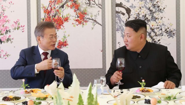 문재인 대통령과 김정은 북한 국무위원장이 20일 삼지연초대소에서 오찬을 하고 있다.  © News1 평양사진공동취재단