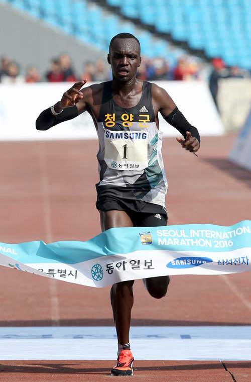2016년 3월 서울동아마라톤에서 우승한 윌슨 로야나에 에루페 선수.