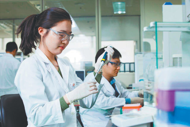 경기 성남시 판교테크노밸리의 SK바이오팜 연구소에서 직원들이 신약 후보 물질을 찾는 연구를 진행하고 있다. SK(주) 제공