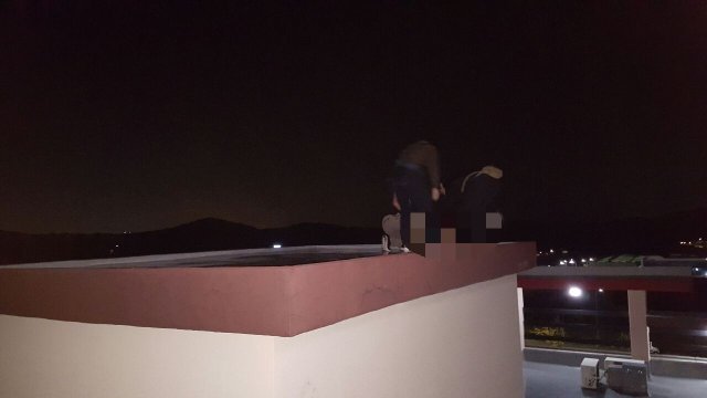 8일 오후 6시 7분쯤 부산 기장군 장안읍에 있는 한 원룸 옥상 건물에서 난동을 부리던 40대 남성이 경찰과 소방대원에게 제압되는 모습.(부산지방경찰청 제공)© News1