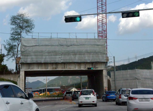지난달 22일 경기 포천시 성동삼거리 부근 대전차 방어시설에 철거를 위해 가림막이 설치되고 대형 굴착기가 세워져 있다. 포천=뉴시스