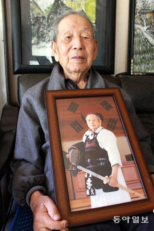 101세인 이상윤 씨는 94세에 검도를 시작해 현재 공인 2단이다. 대전=조건희  기자 becom@donga.com
