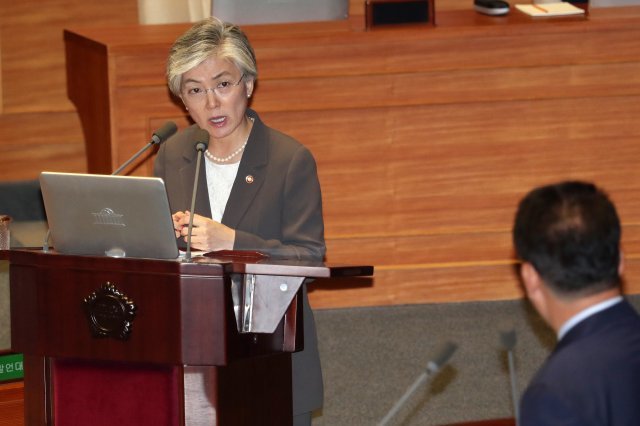 강경화 외교부 장관이 1일 오전 서울 여의도 국회에서 열린 본회의에 참석해 송영길 더불어민주당 의원의 외교ㆍ통일ㆍ안보 분야 대정부질문에 답하고 있다. 2018.10.1/뉴스1 © News1