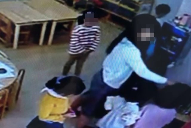 A씨가 유치원에서 아이들의  머리를  쥐어박고  있다.(독자 제공)