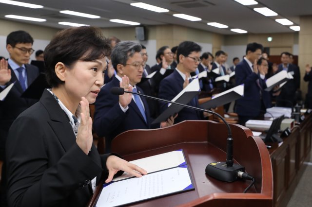 김현미 국토교통부 장관이 10일 정부세종청사에서 열린 국토부 국정감사에서 증인선서를 하고 있다. 2018.10.10/뉴스1 © News1