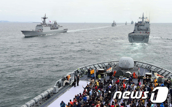 지난 9일 제주 인근해상에서 ‘’2018 해군 국제관함식‘’ 해상사열 리허설이 진행되고 있다. 오른쪽 앞은 일출봉함. 마주오는 방향으로 대조영함, 광개토대왕함, 대구함, 소양함, 천왕봉함. (해군 제공) 2018.10.10/뉴스1