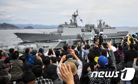 지난 9일 제주 인근해상에서 ‘’2018 해군 국제관함식‘’ 해상사열 리허설이 진행되고 있다. 국민시승함인 천자봉함에서 바라본 대조영함의 모습.(해군 제공)2018.10.10/뉴스1