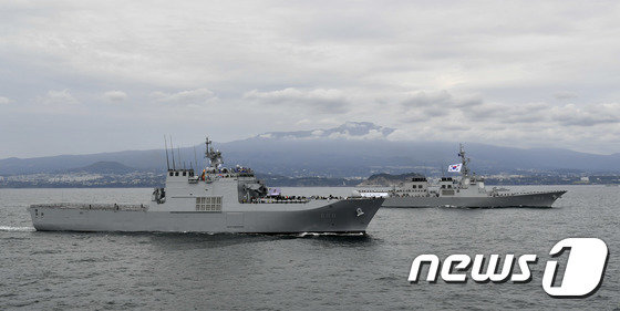 지난 9일 제주 인근해상에서 ‘’2018 해군 국제관함식‘’ 해상사열 리허설이 진행되고 있다. 왼쪽부터 일출봉함, 서애류성룡함. (해군 제공) 2018.10.10/뉴스1