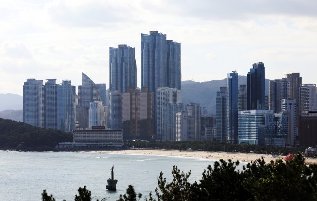 지난해 ‘8·2 부동산 대책’ 이후 부산 해운대구의 한 아파트. 2018.9.27/뉴스1 © News1