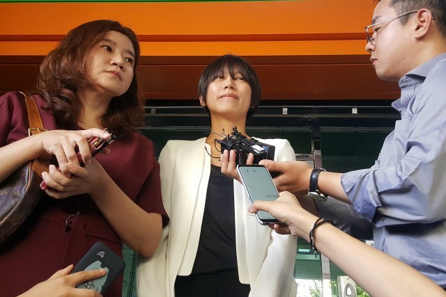 비공개 촬영회에서 노출사진을 강요당하고 성추행 당했다고 폭로한 유튜버 양예원씨(왼쪽 두번째)가 5일 서울 마포구 서부지법에서 열린 공판을 방청한 뒤 이은희 변호사와 함께 기자들과 인터뷰 하고 있다. © News1