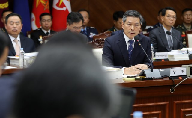 정경두 국방부 장관이 10일 오전 서울 용산구 국방부 청사에서 열린 국회 국방위원회의 2018년도 국방부에 대한 국정감사에 출석해 감사위원들의 질의에 답하고 있다. © News1