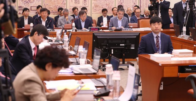도종환 문화체육관광부 장관이 10일 오전 서울 여의도 국회 문화체육관광위원회의 문화체육관광부 등에 대한 국정감사에서 위원들의 질의를 듣고 있다. © News1