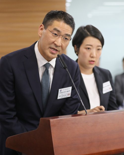 존 리 구글코리아 사장이 10일 오후 경기도 과천시 중앙동 정부과천청사 과학기술정보통신부에서 열린 국회 과학기술정보방송통신위원회의 과기정통부에 대한 국정감사에서 의원들의 질의에 답변하고 있다. © News1