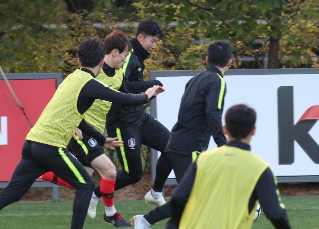 대한민국 남자 축구대표팀 손흥민이 10일 오후 경기 파주시 축구대표팀트레이닝센터(NFC)에서 동료들과 훈련을 하고 있다. 파울루 벤투 감독이 이끄는 대표팀은 오는 12일 우루과이(서울), 16일 파나마(천안)와 평가전을 치른다. © News1