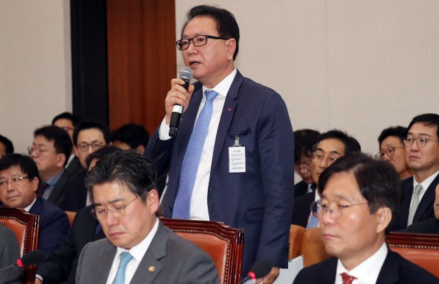 정승인 코리안세븐 대표가 10일 서울 여의도 국회에서 열린 산업통상자원중소벤처기업위원회의 산업통상자원부 등에 대한 국정감사에서 증인으로 출석해 우원식 더불어민주당의원의 질문에 답변하고 있다. © News1