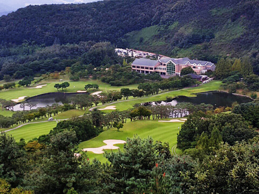 경기도 여주시 북내면에 위치한 신라컨트리클럽이 스포츠동아와 XGOLF가 공동 주최하는 2018소비자만족 10대 골프장 후보에 올랐다. 캐디서비스와 그린피만족도, 코스관리 등에서 고루 높은 평가를 받았다. 사진제공｜신라컨트리클럽