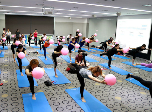 여성체육활동지원 프로그램에 참가해 볼을 이용한 체조를 하고 있는 여성들. 사진제공｜대한체육회