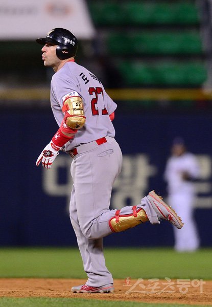 10일 서울 잠실야구장에서 ‘2018 신한은행 MY CAR KBO리그’ SK와이번스와 두산베어스 경기가 열렸다. 9회초 1사 1루 SK 로맥이 시즌 43호 좌월 투런 홈런을 날린 후 그라운드를 돌고 있다. 잠실｜김종원 기자 won@donga.com