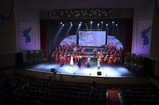지난 9월 18일 평양대극장에서 남북 정상이 참석한 가운데 열린 삼지연 관현악단의 환영공연에서 단원들이 열띤 공연을 펼치고 있다 . 2018.9.19/뉴스1 © News1 평양사진공동취재단