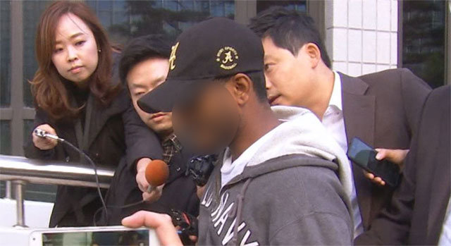 경찰이 두 차례 신청한 구속영장이 검찰에서 기각돼 10일 풀려난 ‘고양저유소 화재’ 피의자 스리랑카인 A 씨가 경기 일산동부경찰서에서 나오고 있다. 채널A 화면 캡처