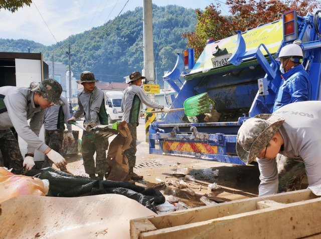 8일 오후 육군 장병들이 태풍 콩레이 침수 피해 지역인 영덕군에서 복구 작업을 하고 있다.(육군 본부 제공)2018.10.8/뉴스1