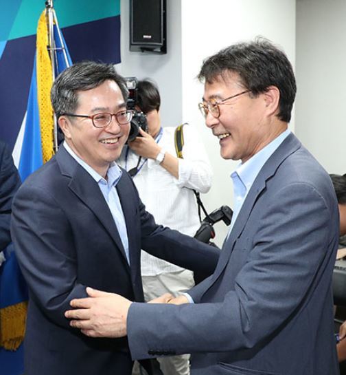 사진=김동연 부총리(좌)·장하성 실장(우)(동아일보)