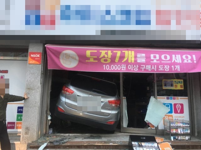 11일 오전 6시34분쯤 경남 김해시 내외동 한 사거리에서 투싼과 마티즈가 충돌해 투싼이 가게 안으로 돌진한 모습.(경남소방본부제공)2018.10.11/뉴스1© News1