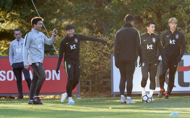 손흥민을 비롯한 한국축구국가대표팀 선수들이 11일 오후 경기도 파주트레이닝센터(NFC)에서 우루과이와의 평가전을 앞두고 공개훈련을 하고 있다. 벤투가 이끄는 한국축구대표팀은 12일 저녁8시 서울월드컵경기장에서 우루과이와 평가전을 갖는다. © News1