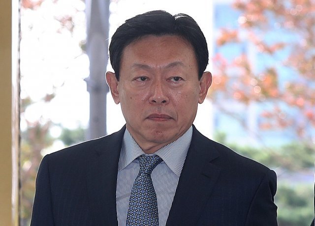 신동빈 롯데그룹 회장이 지난 8일 오전 서울 송파구 롯데월드타워에 있는 사무실로 출근하고 있다. 2018.10.8/뉴스1 © News1 박세연 기자