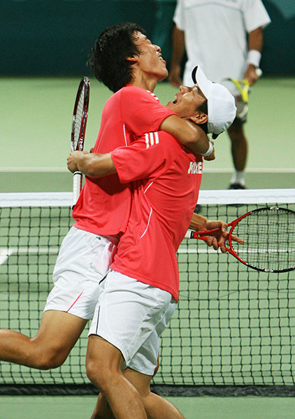 지난 2006년 12월 8일 카타르 도하 칼리파테니스클럽에서 열린 아시안게임 남자 테니스 단체전 결승에서 승리한 이형택(오른쪽)과 전웅선이 부둥켜안고 있다.
