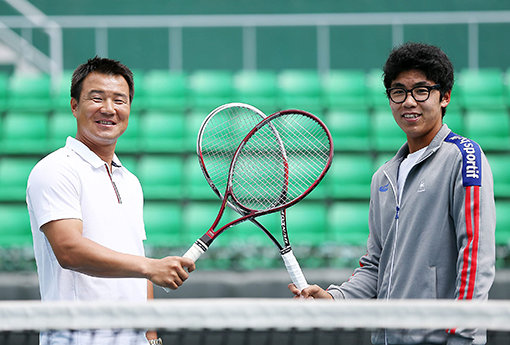 사진에서 함께 포즈를 취한 정현은 이형택(왼쪽)의 바통을 이어받아 한국 테니스의 자존심으로 거듭난 차세대 스타다.