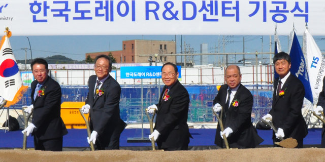 한국 도레이그룹이 11일 서울 강서구 마곡에서 연구개발센터 기공식을 열었다. 이날 기공식에는 이영관 도레이첨단소재 회장(가운데) 등이 참석했다. 도레이첨단소재 제공