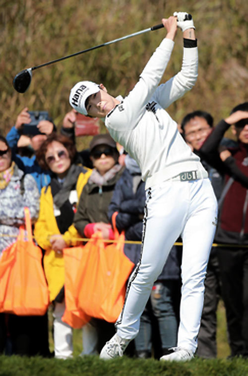 한국의 박성현이 11일 인천 스카이72골프클럽 오션코스(파72)에서 열린 미국여자프로골프(LPGA)투어 KEB하나은행 챔피언십 1라운드 7번홀에서 티샷을 날리고 있다. 인천=뉴스1