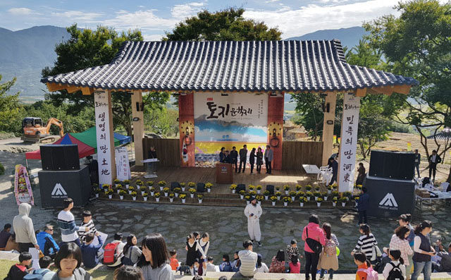‘대한민국 문학 수도’ 경남 하동에서 매년 가을 열리는 토지문학제. 지난해 행사에서 박경리 시극이 공연되고 있다. 하동군 제공