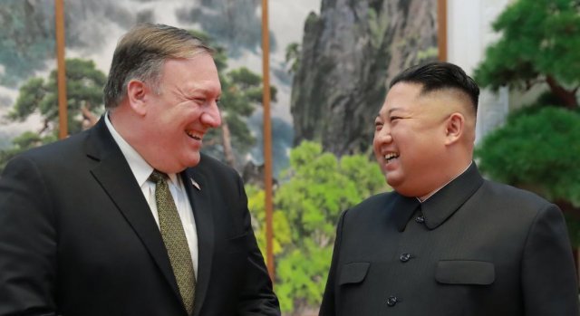 마이크 폼페이오 미국 국무장관(왼쪽)과 김정은 북한 국무위원장. (트럼프 대통령 트위터) 2018.10.8/뉴스1