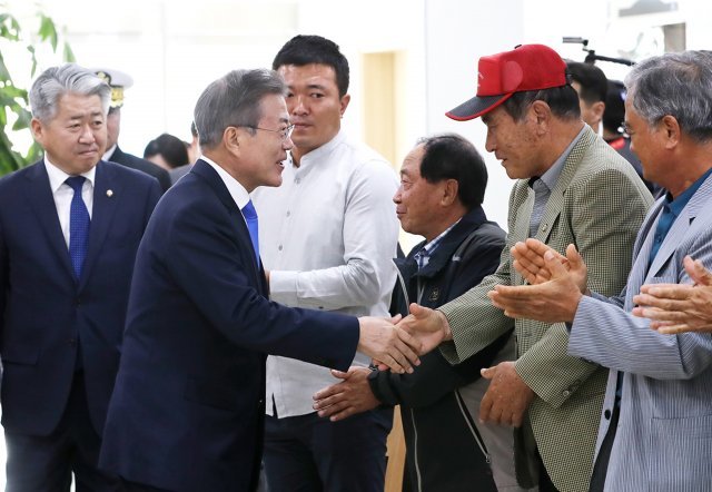 문재인 대통령이 11일 제주 서귀포 강정마을 커뮤니티센터에서 열린 강정마을 주민과의 간담회에서 주민들과 인사하고 있다. (청와대 제공) 2018.10.11/뉴스1