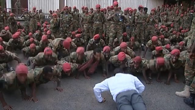 총리와 팔굽혀펴기를 함께 하며 웃고 있는 에티오피아 군인들. 에티오피아 현지 언론 Walta TV 캡쳐