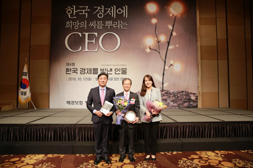 김한영 공항철도 사장(가운데)이 ‘한국 경제를 빛낸 인물’  지속가능 경영부문에서 수상하고 있다.