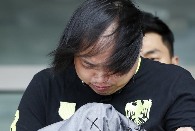 노래방 도우미를 교체해달라는 손님과 말다툼 끝에 살해하고 시신을 훼손, 유기한 변경석씨(34·노래방 업주)가 29일 오후 경기도 안양동안경찰서에서 수원지방검찰청 안양지청으로 송치되고 있다. © News1