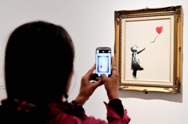 뱅크시의 작품 ‘풍선과 소녀’ © AFP=뉴스1