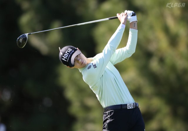 박성현이 12일 인천 스카이72 골프앤 리조트에서 열린 ‘LPGA KEB하나은행 챔피언십’ 2라운드 2번 홀에서 드라이버 티샷을 치고 있다. (KLPGA 제공) 2018.10.12/뉴스1